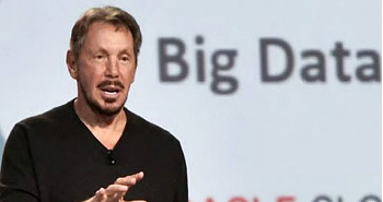 Larry Ellison auf einer Bühne dem Publikum zugewand