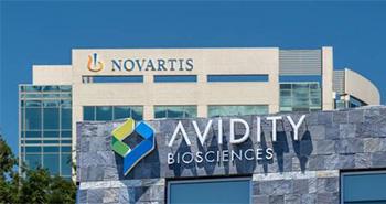 ein Gebäude mit den Novartis Schriftzug an der Fassade