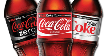 drei Softdrinkflaschen mit Varianten von Coca-Cola zu sehen