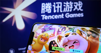 ein Bild mit einem Handy, auf dem Tencent Games zu sehen ist