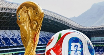 der FIFA WM Pokal mit einem Fu&szlig;ball in einem Stadium