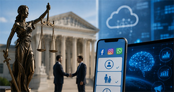 Justitia vor einem US-Gerichtsgeb&auml;ude, zwei Gesch&auml;ftsleute beim Handschlag sowie ein Smartphone mit Jugendschutz-Symbolen und ein Laptop mit KI-Grafik.