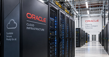 ein Rechenzentrum von Innen mit Oracle Cloud Infrastructure auf dem Computerfronten aufgedruckt