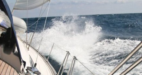 ein Segelboot auf dem Wasser