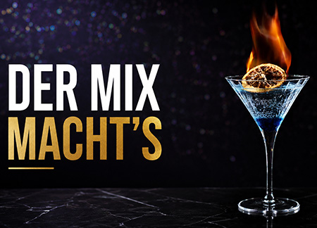ein Cocktailglas mit einer Flamme über dem Inhalt und links daneben der Schriftzug 'Der Mix macht´s'